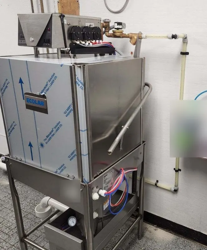 Commercial door-type dishwasher with water supply and drain connections